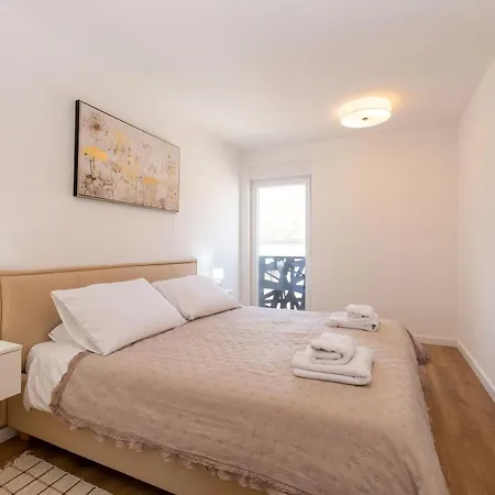 Sea Breeze Apartment *
