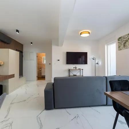 Sea Breeze Apartment *