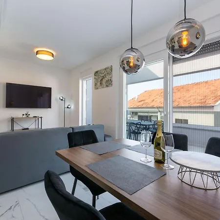 Sea Breeze Apartment *