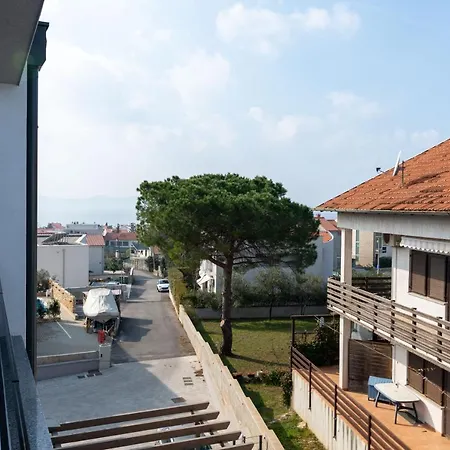Sea Breeze Apartment *